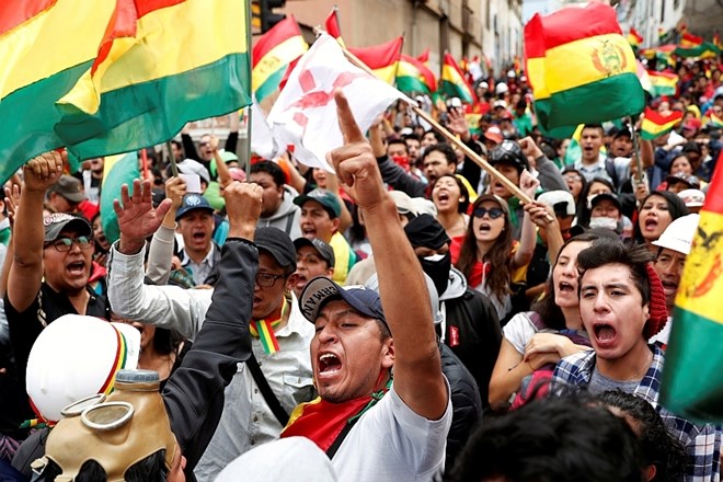 Nasprotniki ponovne izvolitve bolivijskega predsednika Eva Moralesa so v soboto zvečer po lokalnem času zasedli državno...