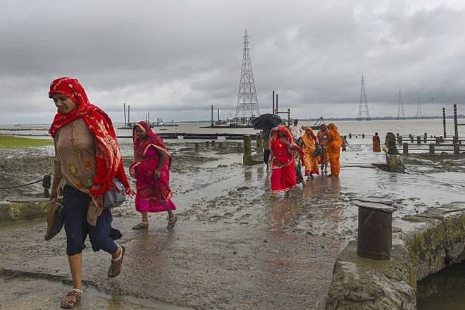 Ciklon Bulbul je v noči na danes dosegel Indijo in Bangladeš in po navedbah pristojnih oblasti zahteval najmanj 11 smrtnih...