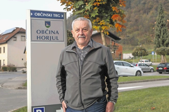Župan Horjula Janko Prebil je navdušen čebelar in skrbi tudi za panje na strehi ministrstva za okolje in prostor v...