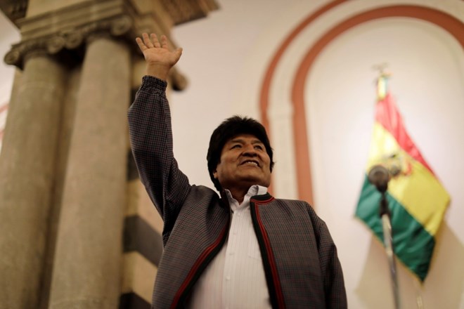 Evo Morales je dan po odstopu s položaja predsednika Bolivije v ponedeljek sprejel ponudbo političnega azila v Mehiki in se...