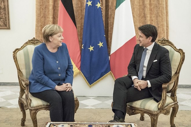 Nemška kanclerka Angela Merkel je bila v ponedeljek zvečer na delovni večerji pri italijanskem premierju Giuseppeju Conteju.