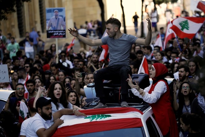 Protestniki v Libanonu znova blokirajo ceste
