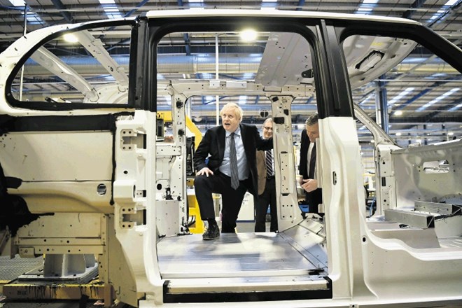Boris Johnson je v okviru predvolilne kampanje obiskal tovarno električnih vozil v Coventryju in si med drugim ogledal...