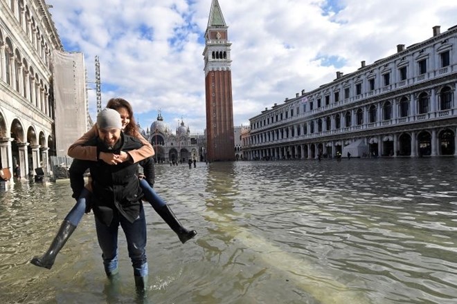 Tudi danes je Markov trg v Benetkah poplavljen.