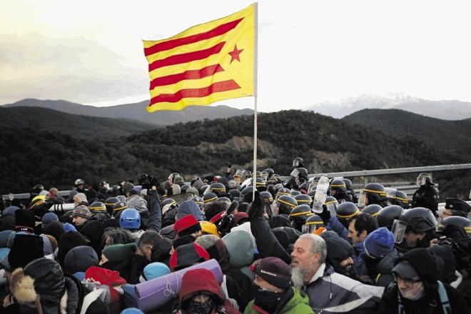 Katalonski zunanji minister Slovenijo pozval k podpori dialogu s Španijo.