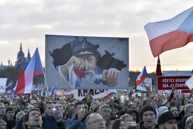 Protestniki v Letna Parku v Pragi s plakati in zastavami v rokah glasno zahtevajo odstop predsednika vlade, milijarderja...