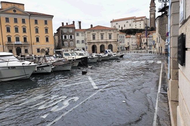 Morje brez hujših posledic poplavilo v Izoli in Piranu, povečana možnost zemeljskih plazov