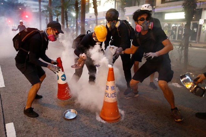 V Hongkongu novi spopadi protestnikov s policijo