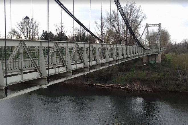 V porušenju francoskega mostu umrla 15-letnica, več oseb pogrešajo