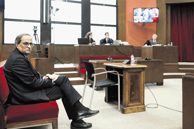 Katalonski predsednik Quim Torra se je znašel na sodišču zaradi obtožbe, da  ni spoštoval odloka o odstranitvi simbolov v...
