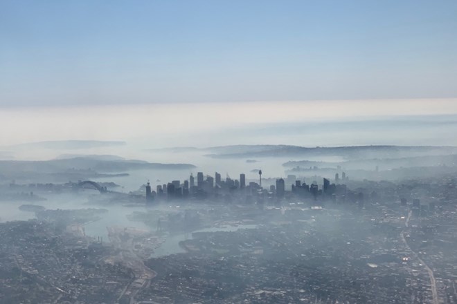 Na vzhodu Avstralije se še vedno spopadajo z obsežnimi gozdnimi požari, gost dim pa je danes prineslo tudi nad Sydney.