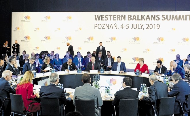 Evropska unija se vedno znova zaveže k širitvi na zahodni Balkan, nazadnje je to storila na vrhu v poljskem Poznanu. Zdaj...