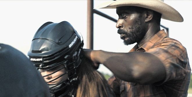 Film  Bik Annie Silverstein pokuka v marginalizirano skupnost črnskih rodeo jezdecev.