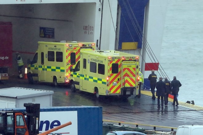 V tovornjaku na trajektu za Irsko odkrili 16 ljudi