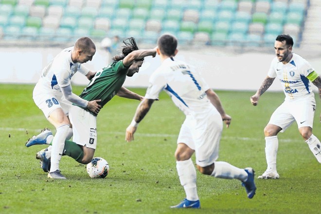 Nogometaši Celja (v belih majicah) bodo danes še posebej pazili na napadalca  Olimpije Anteja Vukušića (v zeleni majici), ki...