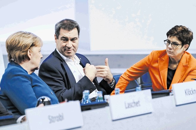 Predsednik bavarske CSU Markus Söder, na fotografiji v pogovoru s kanclerko Angelo Merkel (levo) in Annegret...
