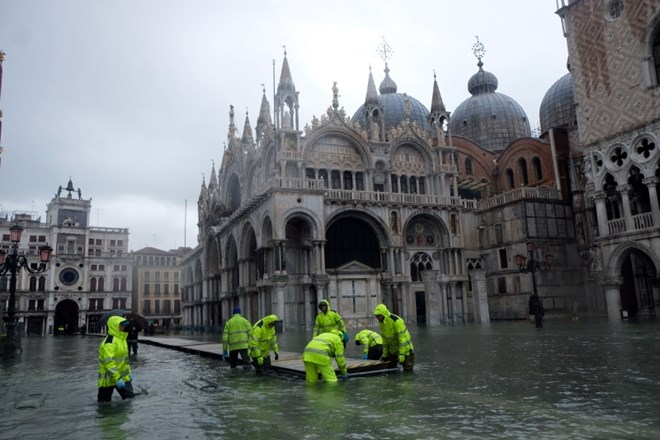Več tisoč Benečanov zahtevalo odstop župana zaradi poplav
