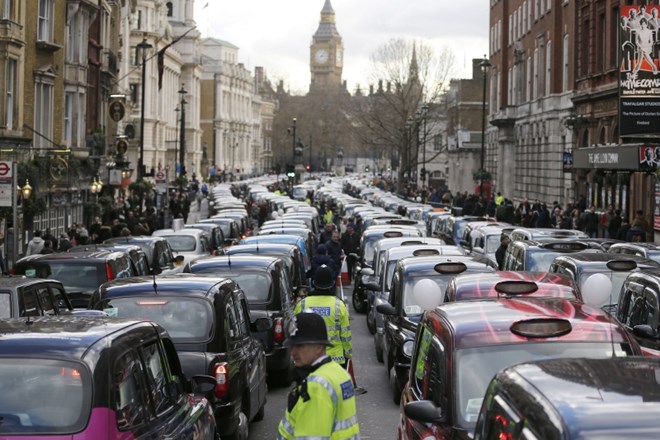 Protest londonskih taksistov proti Uberju.