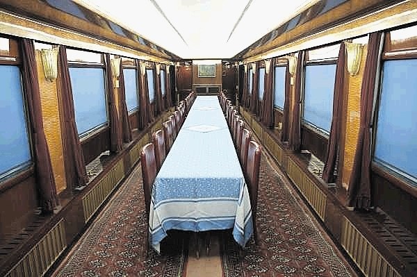 Vlak sestavljajo predsedniški vagon, slovesna dvorana, restavracija, jedilnica (na fotografiji), De Gaullov salon, dva...