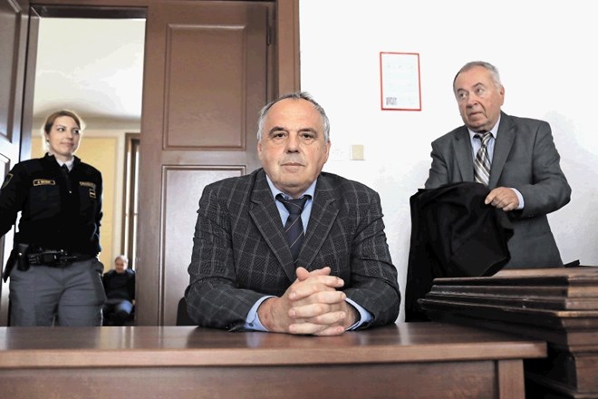 Milku Noviču (v ospredju) ter  odvetnikoma Jožetu Hriberniku (desno) in Žigi Podobniku  zahteva za izločitev višjih sodnikov...