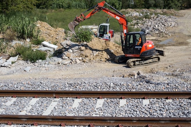 V Poljčanah so v ponedeljek simbolično obeležili zaključek več kot 40 milijonov vredne nadgradnje železniškega odseka med...