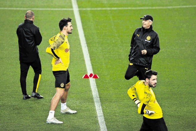 Nogometaš Borussie iz Dortmunda Mats Hummels (levo) je  s soigralci sinoči preizkusil zelenico na stadionu Camp Nou, od...