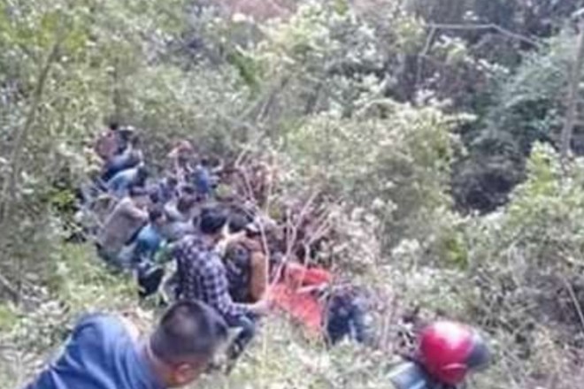 V nesreči avtobusa v Nepalu 18 mrtvih