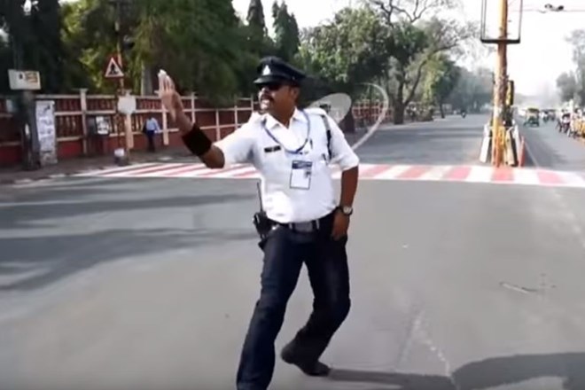 #video Indijski plešoči policist s pestmi in brcami nad voznika