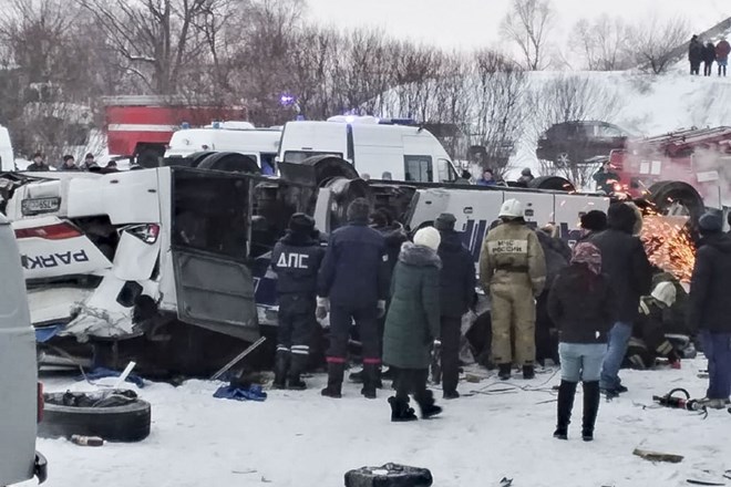 V Rusiji avtobus zgrmel v ledeno reko, več mrtvih