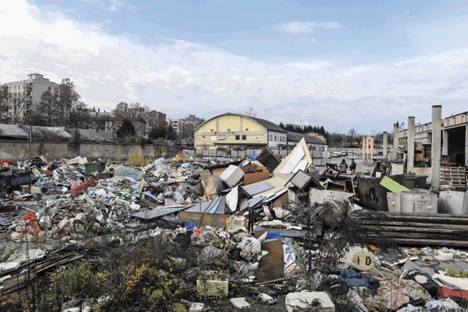 Namesto da bi iz kompleksa nekdanjega Papir servisa v Mostah odpeljali nevarne in druge odpadke, se vpleteni še vedno...