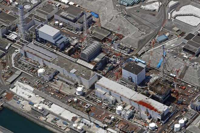 Staljeno jedrsko gorivo iz elektrarne Fukushima 1 bodo začeli odstranjevati leta 2021, je danes sporočila japonska vlada.