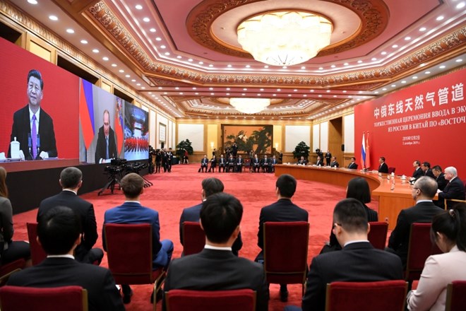 Ruski predsednik Vladimir Putin in kitajski predsednik Xi Jinping sta danes odprla prvi plinovod, ki povezuje njuni državi.