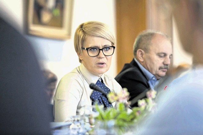 Aleksandra Pivec je dejala, da želi svoje delo pri projektu predstaviti premierju Marjanu Šarcu in da je pripravljena tudi...