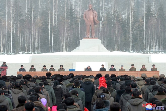 Severnokorejski voditelj Kim Jong-un je v ponedeljek slovesno odprl prenovljeno mesto Samjiyon, znano tudi kot “rajsko...