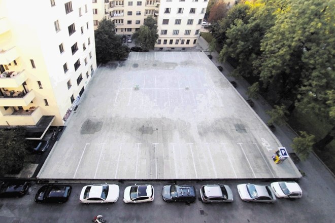 Simbolično parkirišče na strehi podzemne garaže pri Argentinskem parku na Puharjevi ulici opozarja na prostorsko nesnago v...
