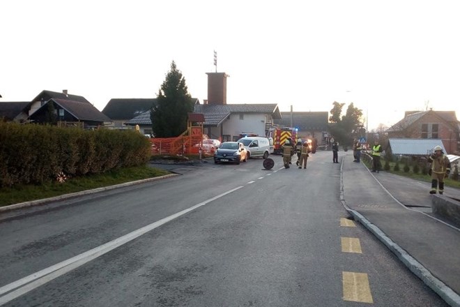 Središče dogajanja ob včerajšnji eksploziji plina v Britofu pri Kranju je bilo na glavni cesti v bližini gasilskega doma.
