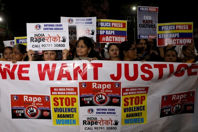 Po zadnjem brutalnem posilstvu in umoru ženske prejšnji teden, so se v Indiji odvili številni protesti.