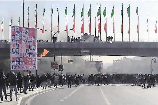 ZDA ocenjujejo, da so iranske oblasti med nedavnimi protesti proti podražitvi goriva morda ubile več kot 1000 ljudi.