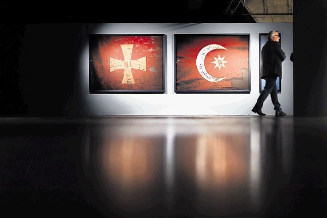 Na razstavi  vidno izstopa  fotografija turške in črnogorske zastave iz leta 1887. Ta je zanimiva, ker je fotograf posnel...
