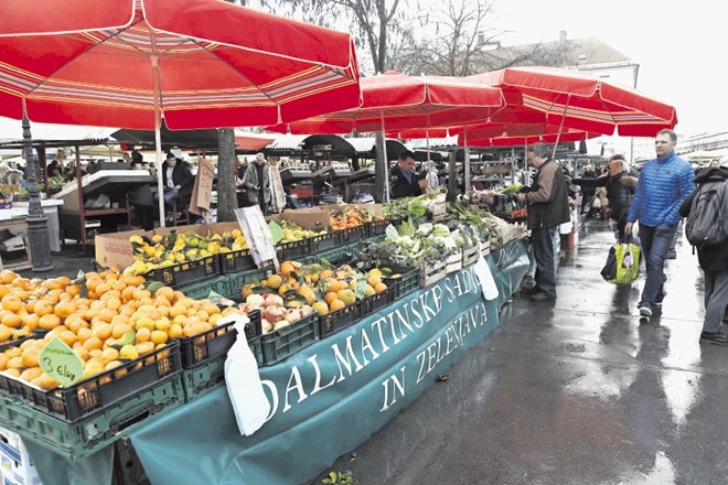 Na ljubljanski tržnici sadje in zelenjavo iz Dalmacije prodaja družina Polić iz bližine Trogirja.