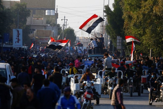 V Iraku med protivladnimi protesti umrlo 460 ljudi
