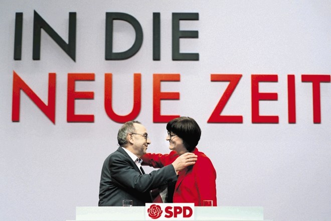 Saskia Esken in Norbert Walter-Borjans, sopredsednika SPD, sta na kongresu pod geslom V nov čas dobila podporo za akcijski...