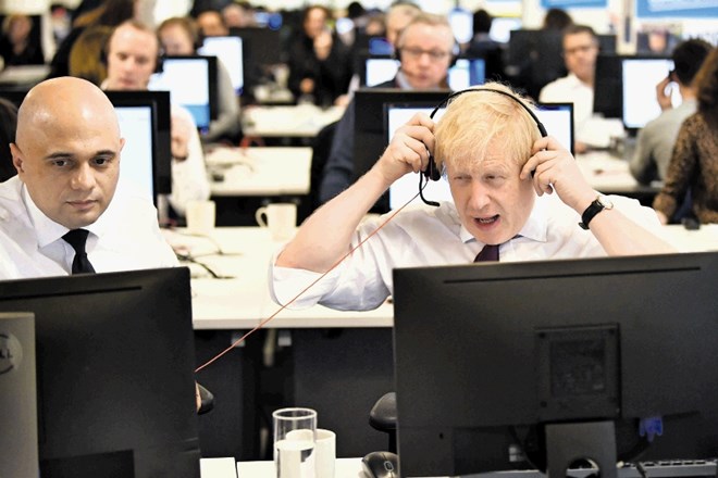Britanski minister za finance Sajid Javid in premier Boris Johnson odgovarjata na vprašanja volilcev v klicnem centru...