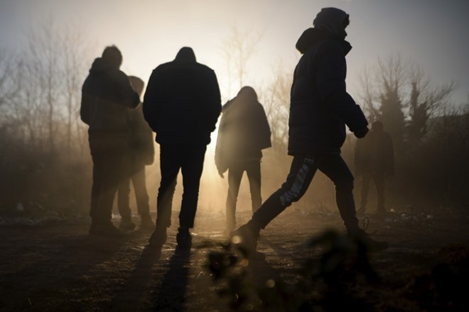 Migrantov iz taborišča Vučjak v BiH še ne bodo začeli premeščati