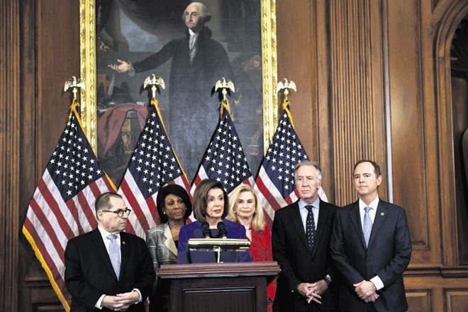 Predsednica predstavniškega doma ameriškega kongresa  Nancy Pelosi z vodji petih odborov v rokah demokratov (z leve  Jerrold...