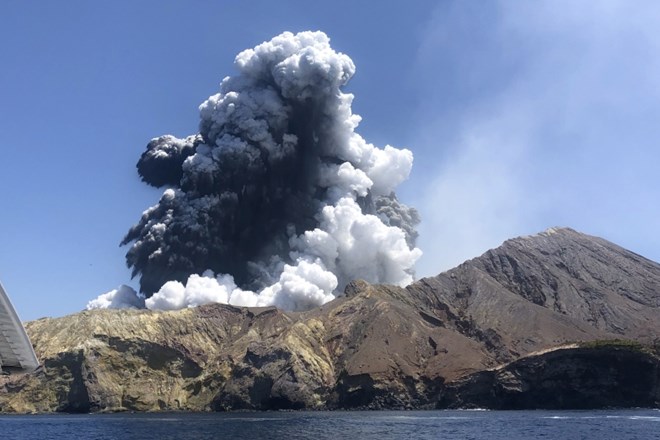 Zaradi povečane aktivnosti vulkana Whakaari na Belem otoku se novozelandske oblasti še ne morejo vrniti na otok, kjer bi...