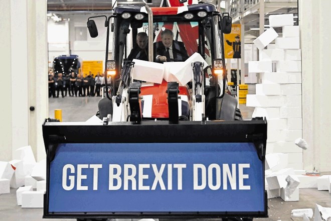 Britanski premier Boris Johnson je v okviru predvolilne kampanje med obiskom gradbenega podjetja JCB z napisom »Dokončajmo...