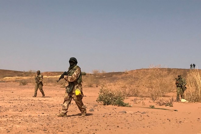 V napadu islamskih skrajnežev na vojaško oporišče v Nigru v bližini meji z Malijem je v torek umrlo 71 nigrskih vojakov, je v...