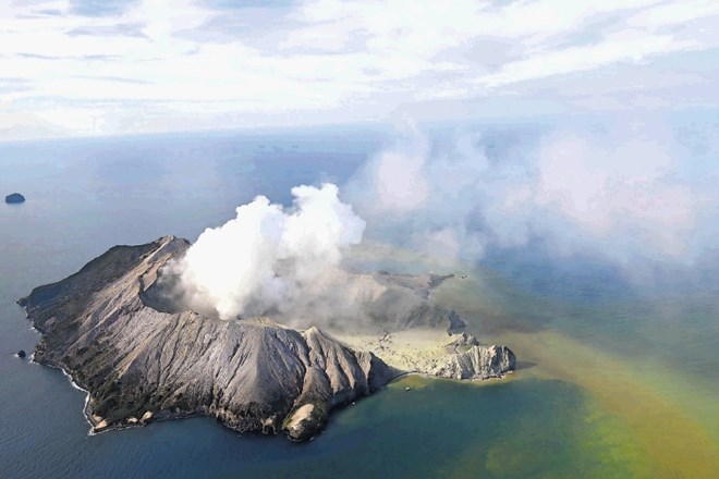 Novozelandski reševalci naj bi na novozelandski Beli otok, na katerem je v začetku tedna izbruhnil vulkan Whakaari, odšli v...