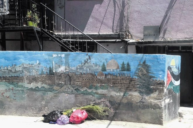 Palestinci v taboriščih na Zahodnem bregu se svoje domovine spominjajo tudi s slikanjem na poslopja in zidove.